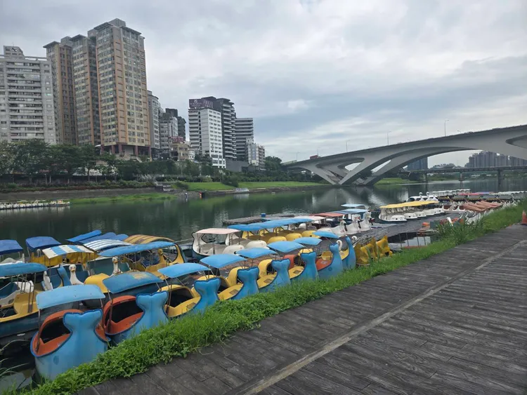 警消將浮屍打撈上岸發現為17歲少年。翻攝畫面