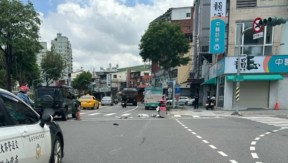 半拖车擦撞机车,造成骑士头部受伤送医。翻摄画面