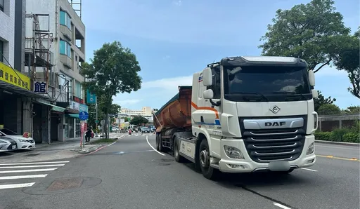 半拖車擦撞機車!騎士頭部受傷送醫 竟是大車犯了這些錯