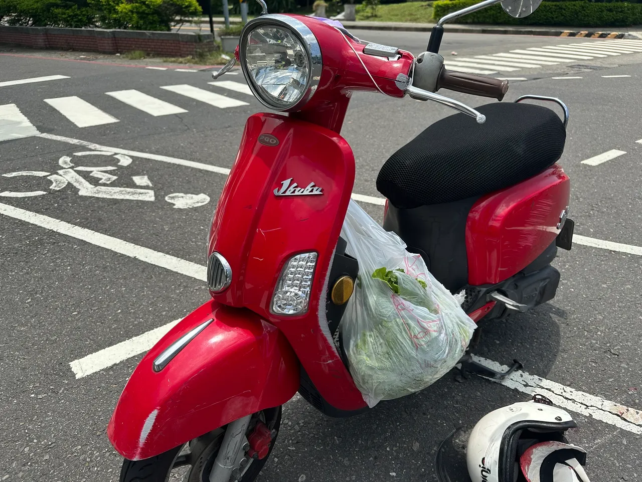 半拖车擦撞机车,造成骑士头部受伤送医。翻摄画面