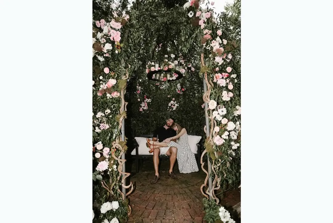 泰勒丝(右)和凯尔西(左)宣布订婚。翻摄Taylor Swift IG