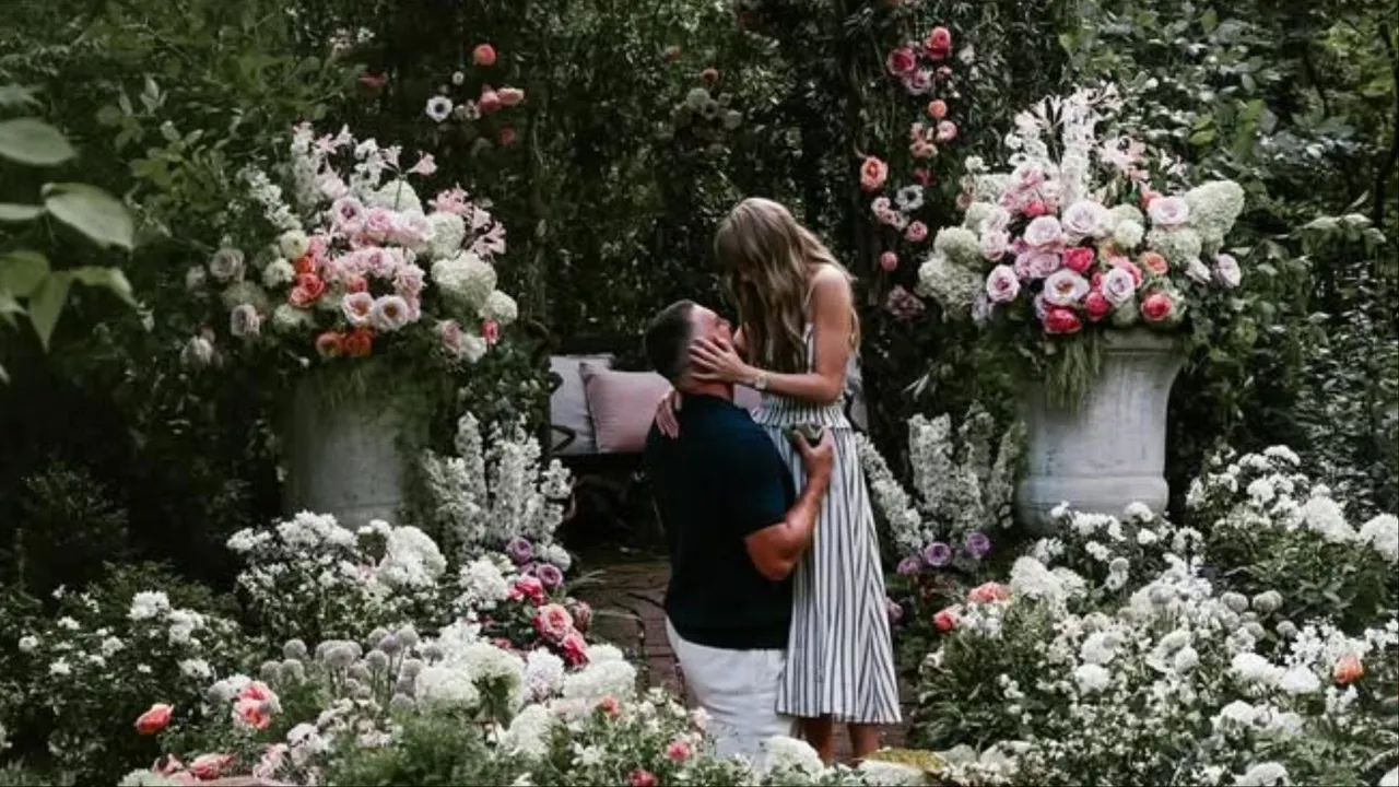 泰勒絲(右)和凱爾西(左)在IG宣布訂婚。翻攝Taylor Swift IG