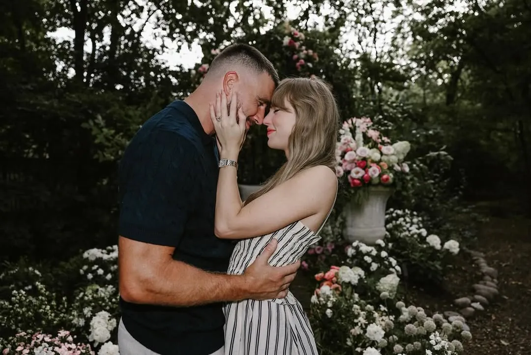 泰勒丝(右)和凯尔西(左)双双换上RALPH LAUREN服装作为定情服。翻摄Taylor Swift IG