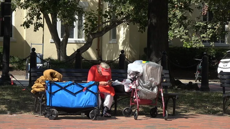 美國總統川普11日宣布，將派遣國民兵進駐華盛頓特區，及將華府警察部門納入聯邦管轄，以降低犯罪率並解決市內遊民問題。圖為以街頭為家的遊民。 中央社