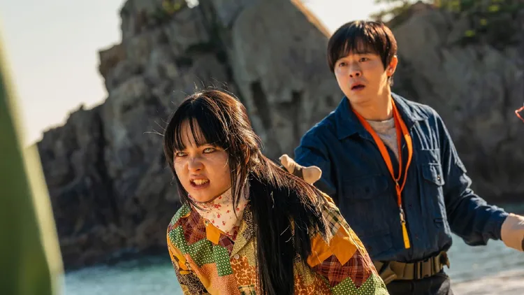 曹政奭（右）主演的新片《我和我的殭屍女兒》開出紅盤，8月5日將來台宣傳。車庫娛樂提供