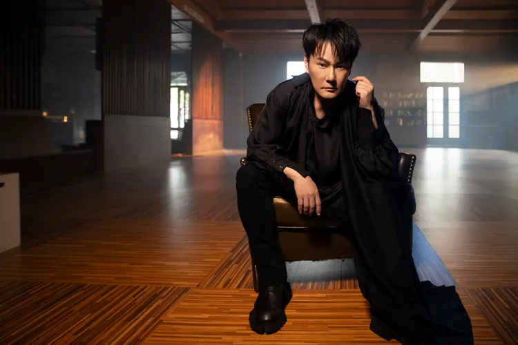 張信哲MV以電影規格製作，從選角、場景到拍攝手法都精雕細琢。潮水音樂提供