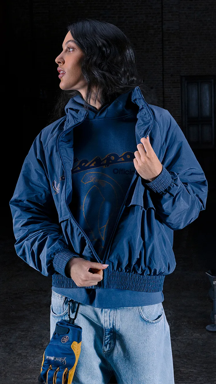 Vespa Officina 8防風防潑水機能外套與可觸控操作的手套。業者提供