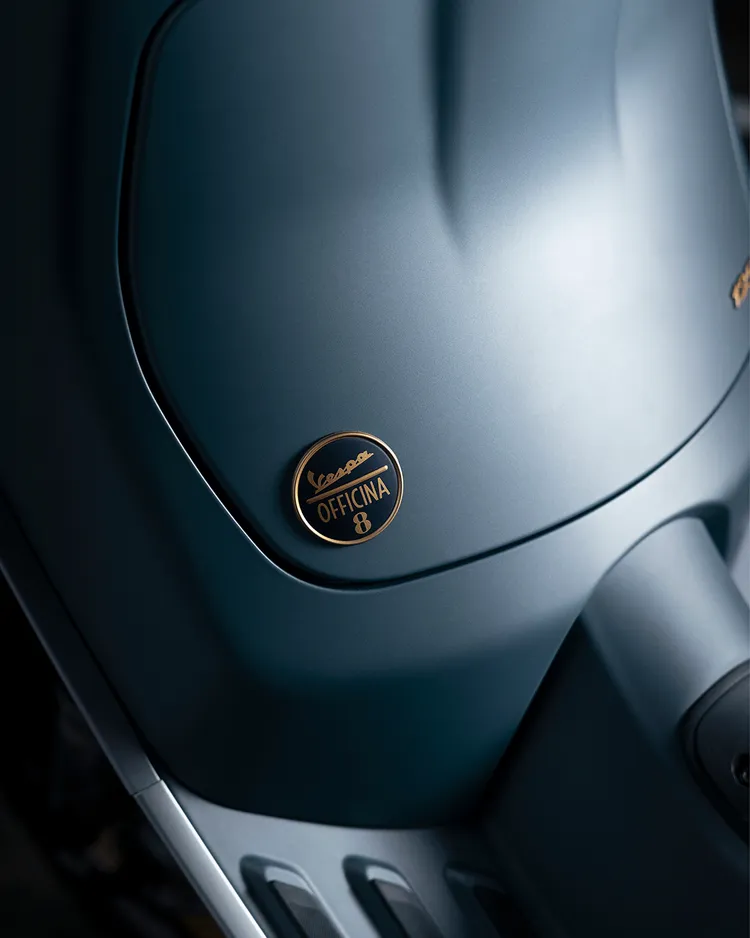 Vespa Officina 8特仕版的「Piaggio 8」藍金徽章。業者提供