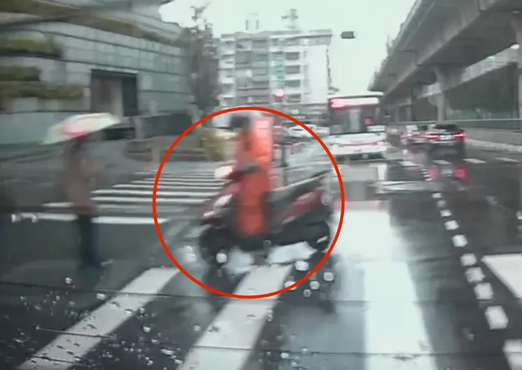 機車騎士於汐止康寧路與169巷口被一輛天外飛來的平板推車擊落，感到莫名其妙。投訴人提供