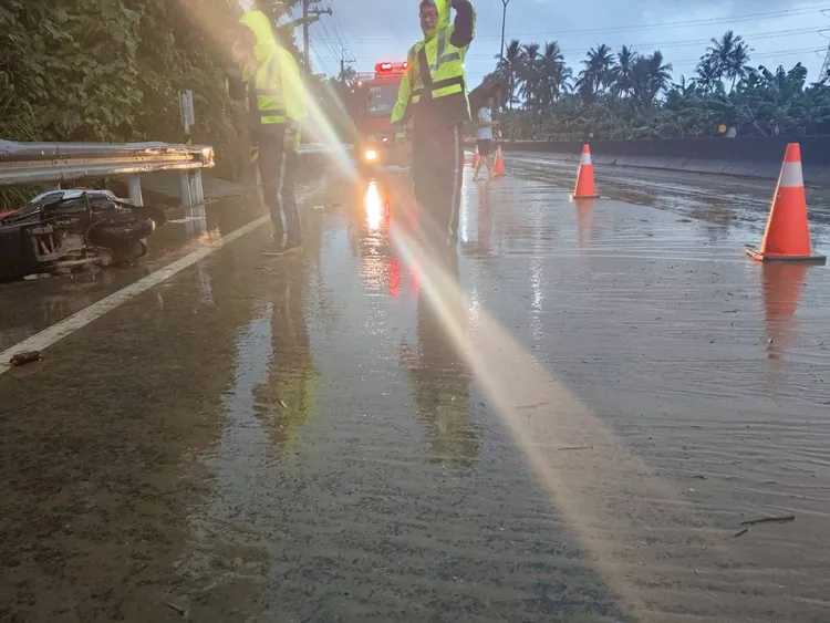 機車翻覆路邊，騎士卻不見。翻攝畫面