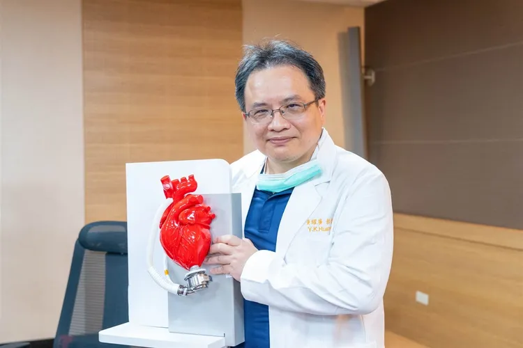 嘉義長庚心臟血管外科教授黃耀廣表示，「人工心臟」手術可替病患「續命」，以較好的身體狀況等待移植機會到來。院方提供