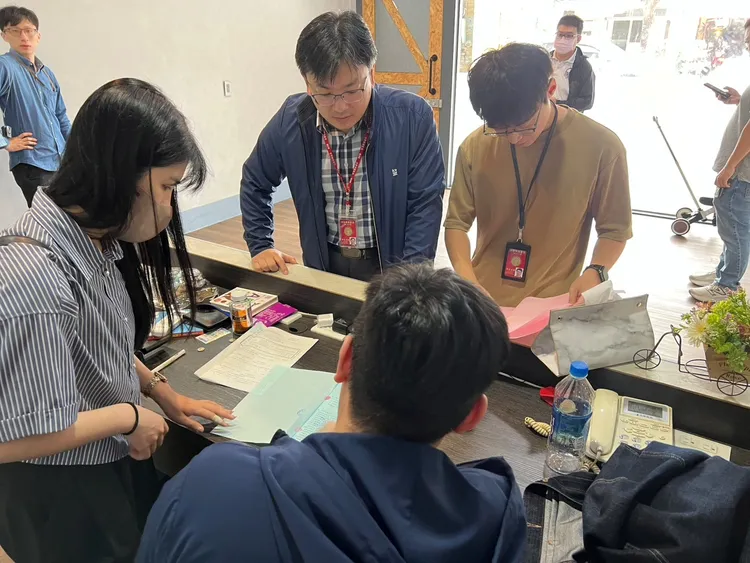 調查官搜索駭客販資集團鄭男住處。調查局提供