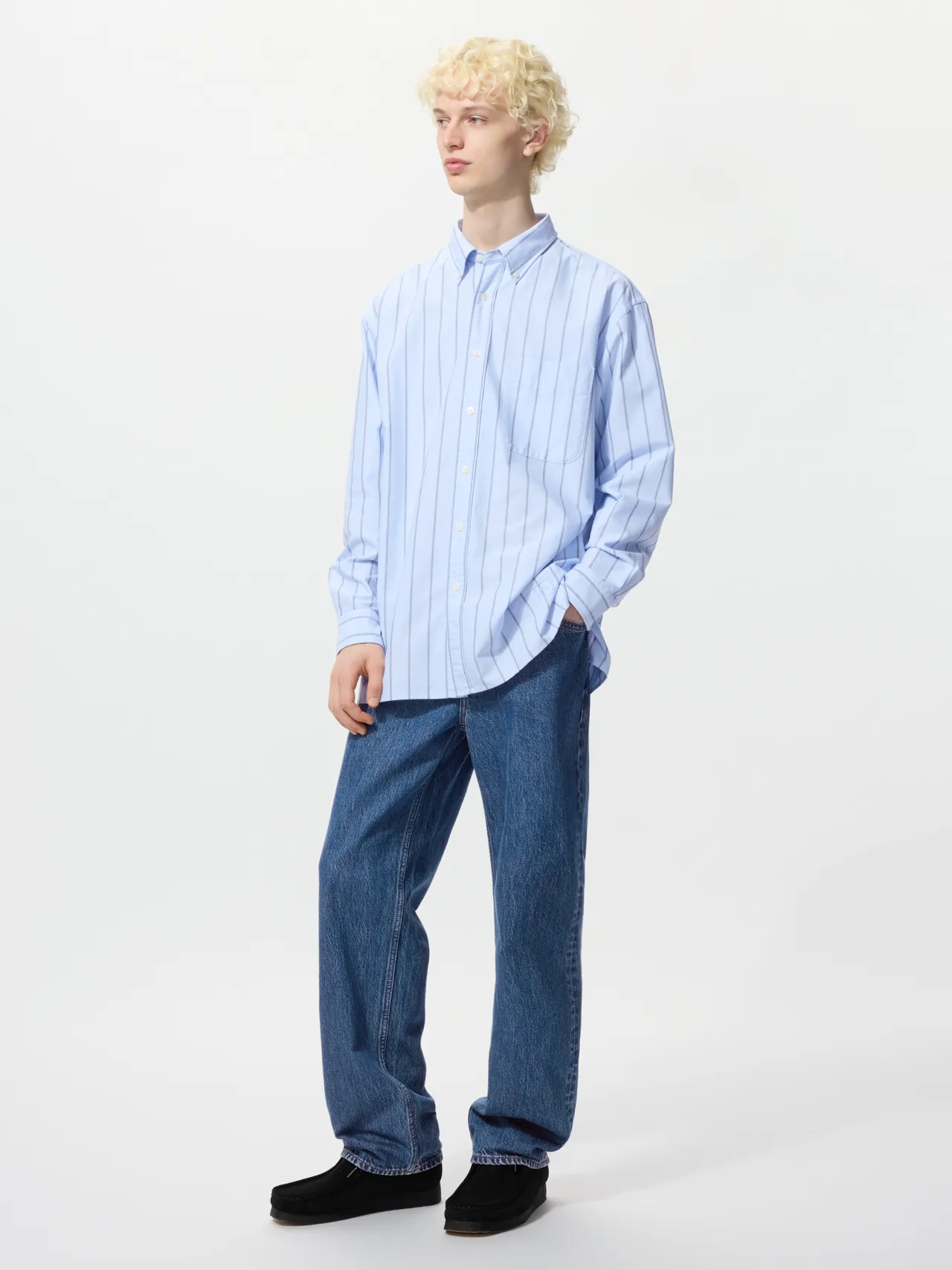 UNIQLO JW ANDERSON联名牛津宽版衬衫990元、直筒牛仔裤1290元。品牌提供