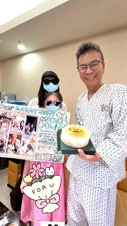 今天是父親節，沈玉琳（右起）女兒和老婆芽芽特別到台大醫院病房，送他一張大卡片和蛋糕，他笑得合不攏嘴。翻攝沈玉琳臉書