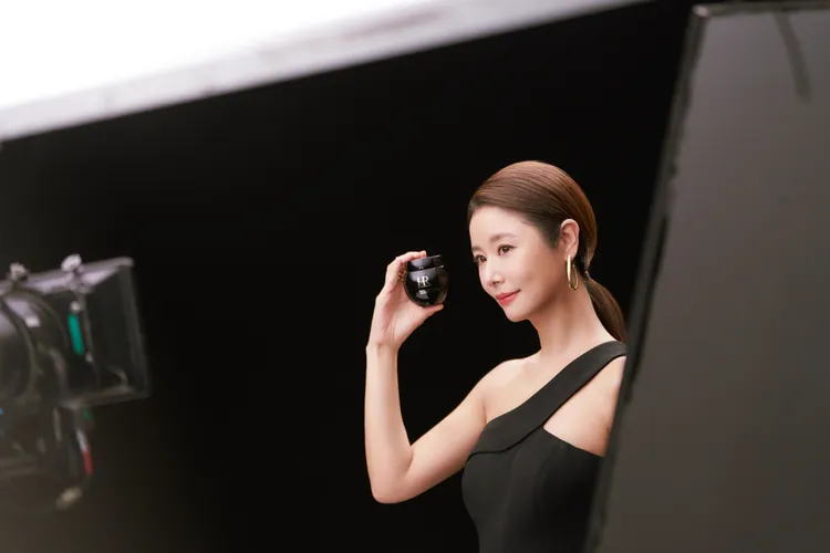 林心如為貴婦保養赫蓮娜（Helena Rubinstein，簡稱HR）拍攝全新形象照。品牌提供