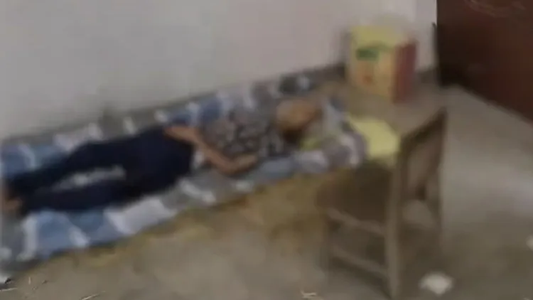 老人陷入彌留還未斷氣，鎮政府人員就找上門。翻攝自《大象新聞》