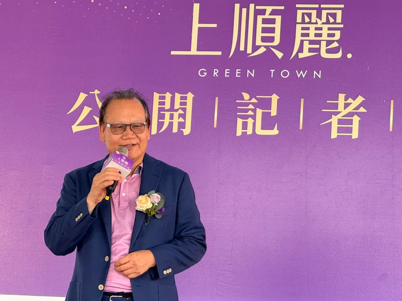 上顺房屋董事长李南山在大园客运园区陆续已推上顺艾丽及上顺丽两建案。陈扬盛摄