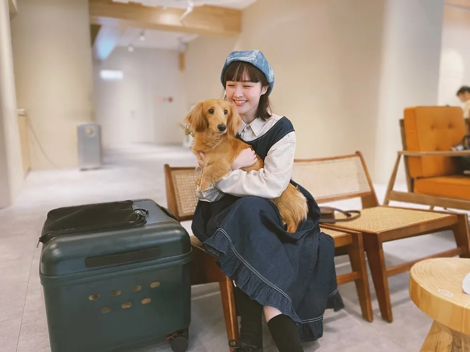 荔枝兒熱愛小動物,經常分享與毛小孩合照。翻攝荔枝兒臉書