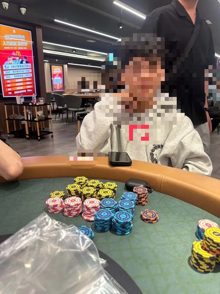 警方於現場查獲大量籌碼。警方提供