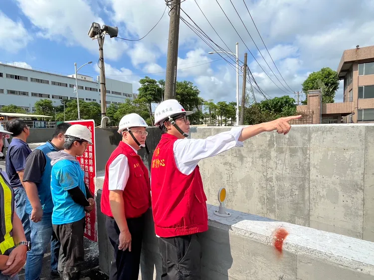 陳其邁視察仁武排水支流護岸改善應急工程。翻攝畫面