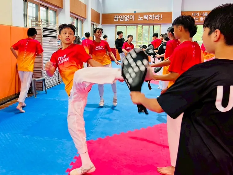嘉里跆拳道學員於韓國安養市跆拳道學院進行踢靶練習。林思宏X5醫師慈善基金會提供