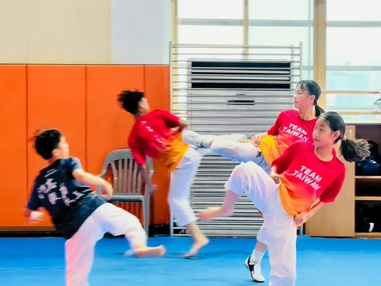 嘉里跆拳道學員於韓國安養市跆拳道學院全神貫注強化擊打精準度與速度。林思宏X5醫師慈善基金會提供