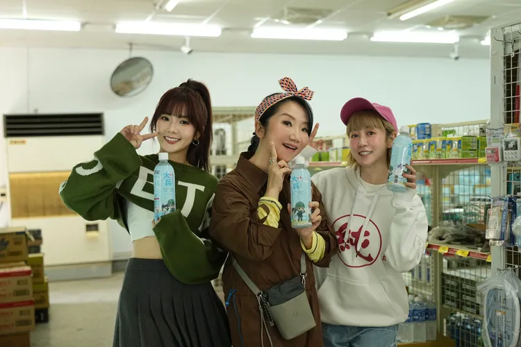 營站大姐陶晶瑩（中）、小幫手瑪麗（右）與特別來賓笑笑。台視提供