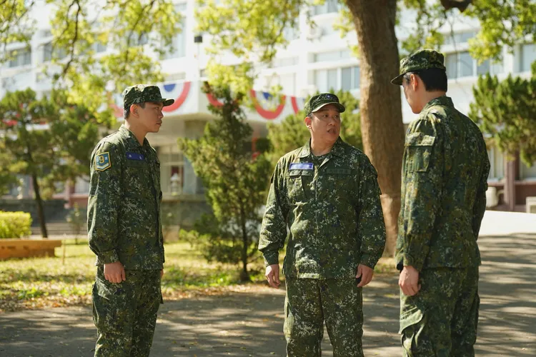 阿龐（中）驚喜現身，擔任連長。台視提供