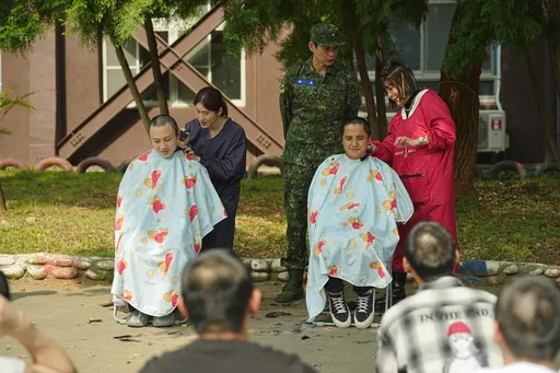 髮婆王彩樺、百白搞笑剃頭解壓力 酷連長阿龐成亮點