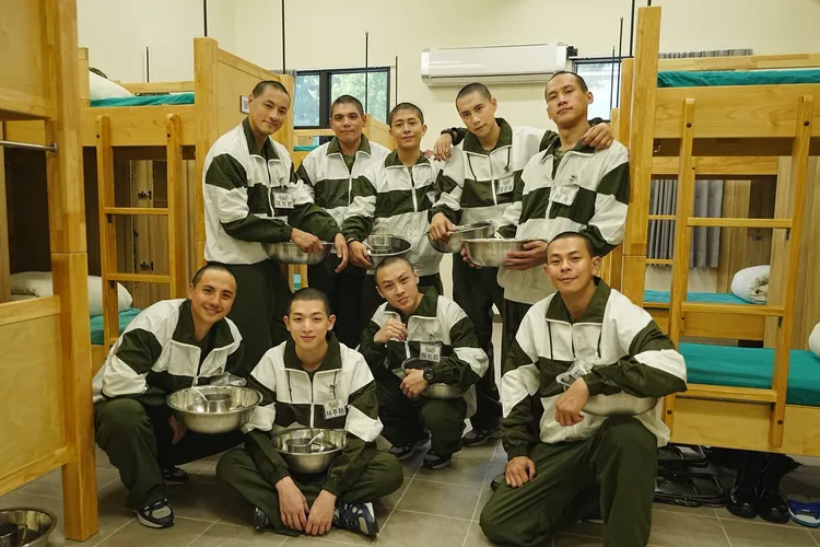 9位星兵入伍換上運動套裝。台視提供