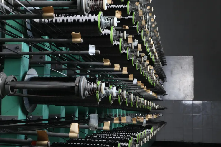 圖中碳纖維紗架是設於碳纖維預浸布生產線最前端的設備。業者提供