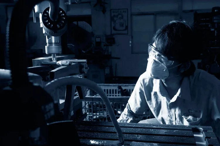 產品製造過程中，需由資歷深厚的老師傅們純手工把關與執行，將粗胚放置在铣床或鑽床進行精密加工 。業者提供