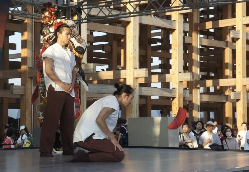 在大阪世博演出「岛屿之声:庙埕前的谢神戏」中,雯翔舞团以舞作呈现台湾常见「掷筊」习俗。 中央社