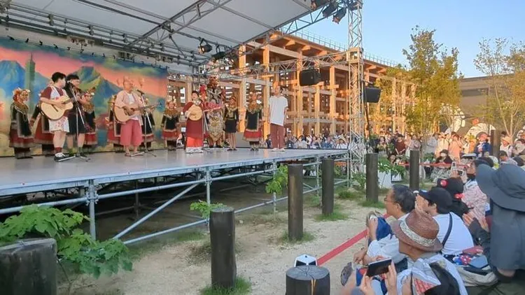 「島嶼之聲：廟埕前的謝神戲」26日於大阪世博首演，吸引民眾搶拍。 中央社