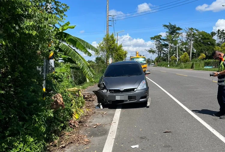 汽車碰撞機車，造成祖孫1死1傷。翻攝畫面