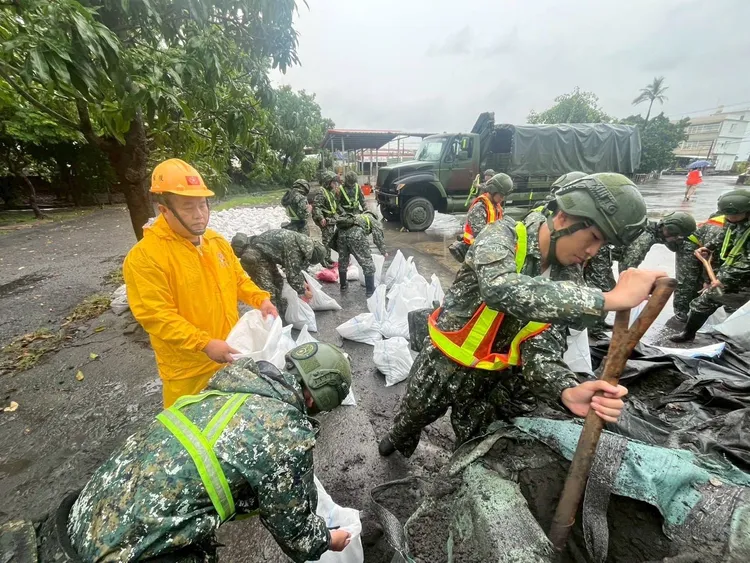 屏東縣林邊鄉後備軍人輔導中心幹部與333旅官兵協力實施沙包推置作業。第四作戰區提供