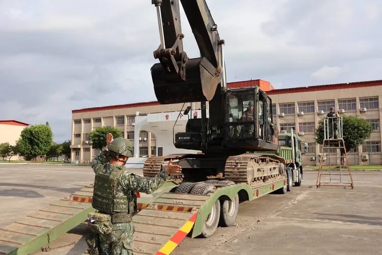 陸軍54工兵群官兵實施挖土機上板作業。第四作戰區提供