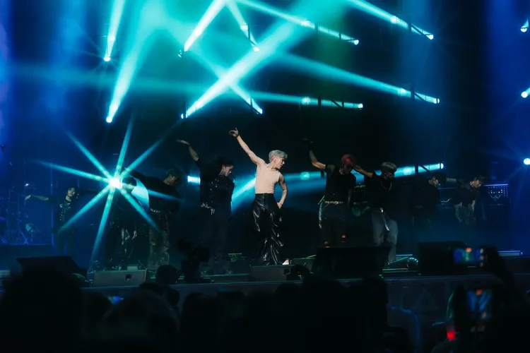 畢書盡脫衣唱跳，帥度破表。索尼音樂提供