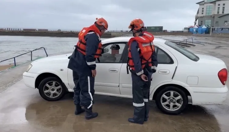 前次「丹娜絲」颱風影響台灣期間，即已開出9案9人的舉發單。海巡署提供