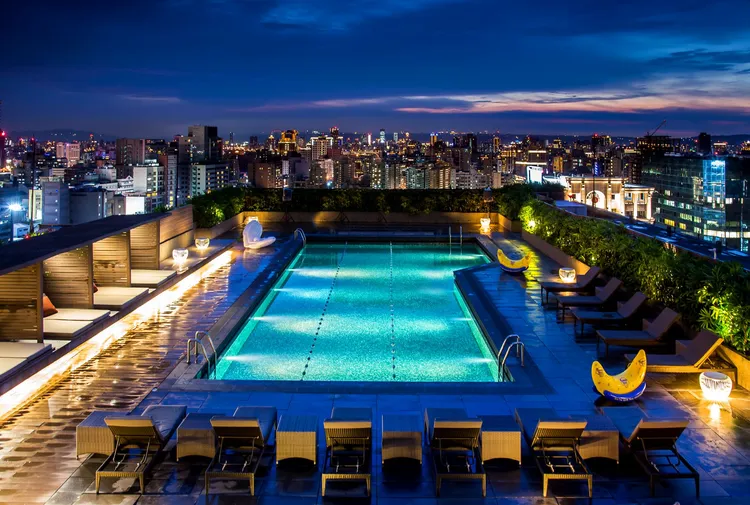 客房團隊針對父親節推出「爸氣出發」住房專案，除自助早餐買一送一之外，住宿期間還可前往飯店頂樓，享受專屬房客的高空泳池設施，讓爸爸的城市假期更加放鬆寫意。專案兩人成行、每房每晚5400元+15.5%起。台北晶華提供