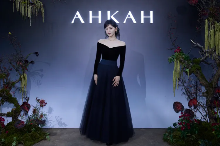 中國女星章若楠佩戴AHKAH全新珠寶。品牌提供