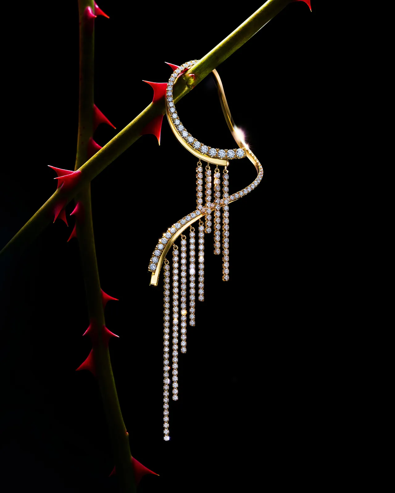 Chandelier系列中主打的Chandelier Radiant耳骨夹。品牌提供
