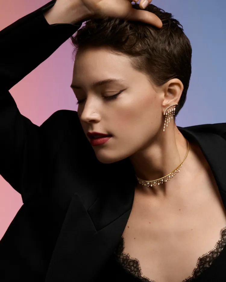 AHKAH 2025 signature chandelier sway系列新品，47萬1000元至49萬4000元。品牌提供