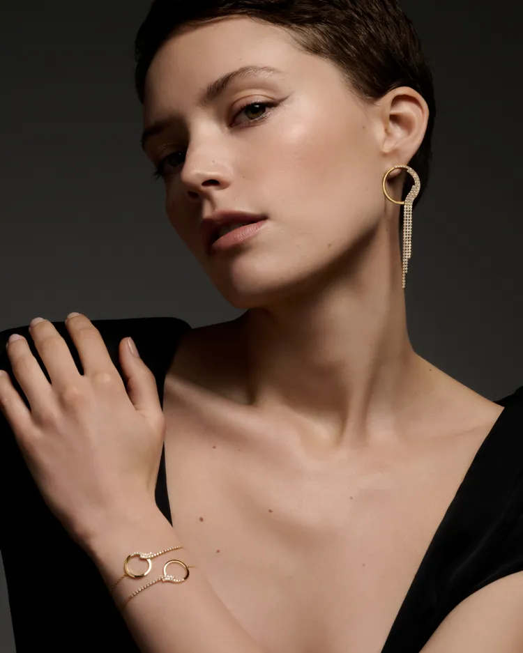 AHKAH 2025 chandelier circle grand 左耳用耳環，21萬元。品牌提供