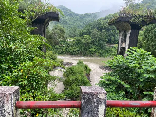 雙北雷雨!烏來少年學園17師生溯溪遇溪水暴漲 消防隊出動18人順利救出
