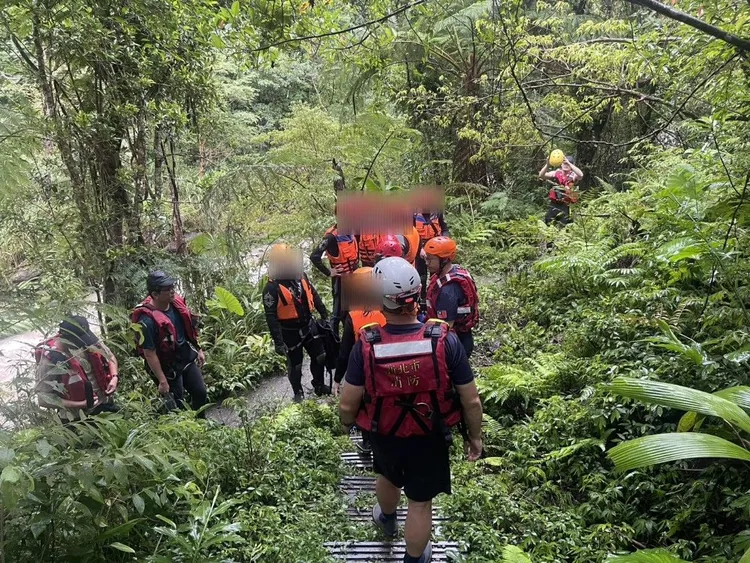 基督教少年學園一行18名師生溯溪遇到溪水暴漲，在消防員帶領下，改道紅河谷步道離開，安全回到停車場出發處。翻攝畫面