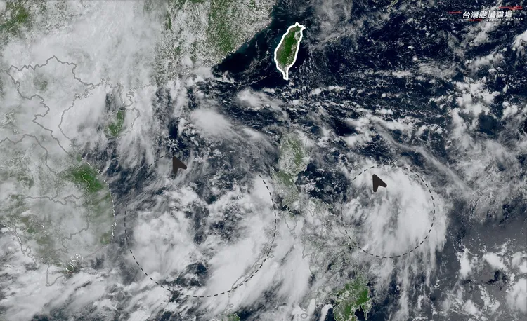 目前在台灣附近的雙低壓發展，將導致南部迎風面天氣轉趨不穩定。翻攝自臉書台灣颱風論壇