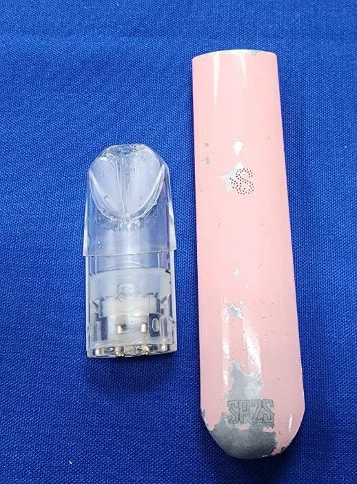 陳男攜帶喪屍煙彈。警方提供