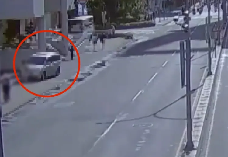 賴男從新莊中華路一段右轉中正路後突然失控，整輛車暴衝上新莊分局前人行道釀禍。翻攝畫面