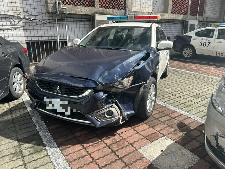 停放在一旁的警車也被撞，左車頭受損。翻攝畫面